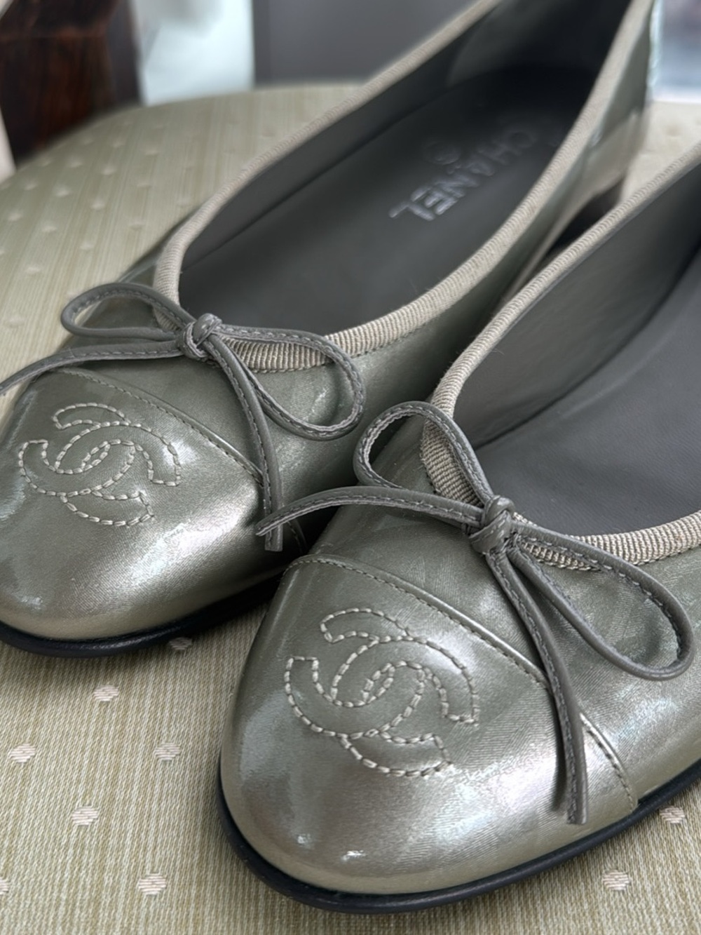 CHANEL Gray Patent Ballet Flats with Bow - Picture 2 of 5